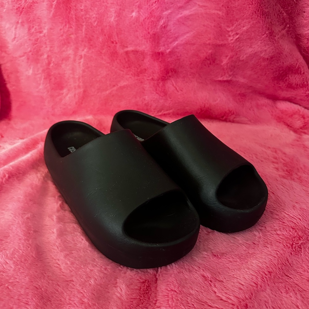 CUSHIONAIRE PLATFORM SLIDES WOMENS SIZE 8